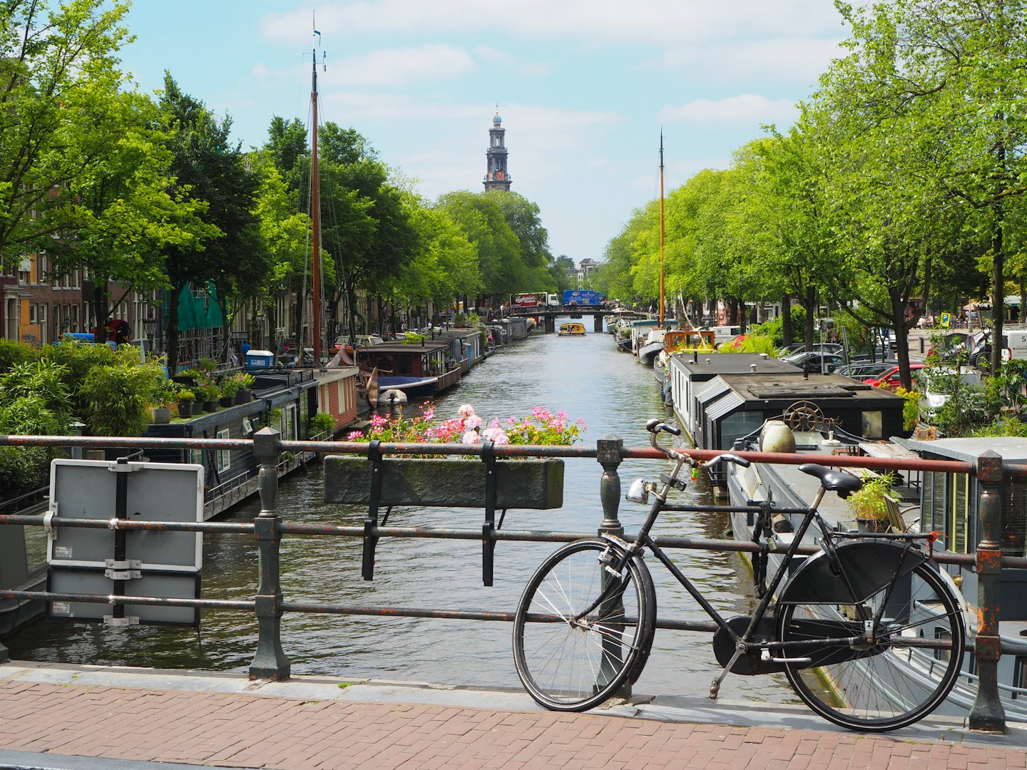 Amsterdam gracht met fiets